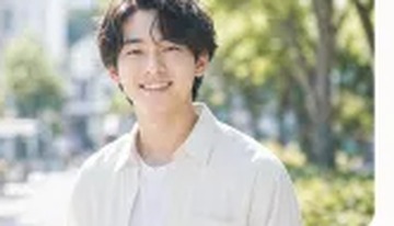 カフェで過ごす男性写真